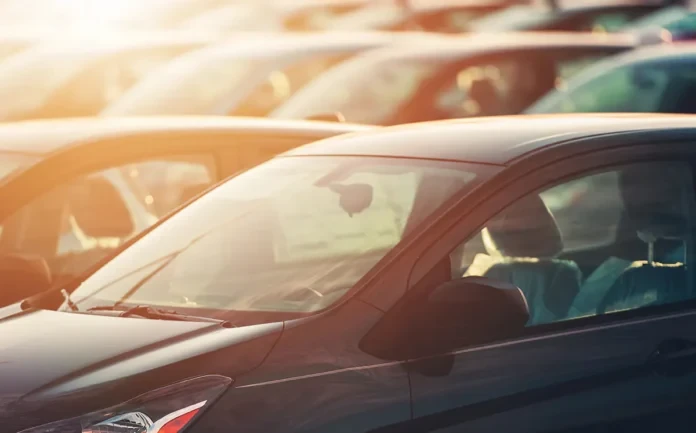 Світовий авторинок падає шість місяців поспіль